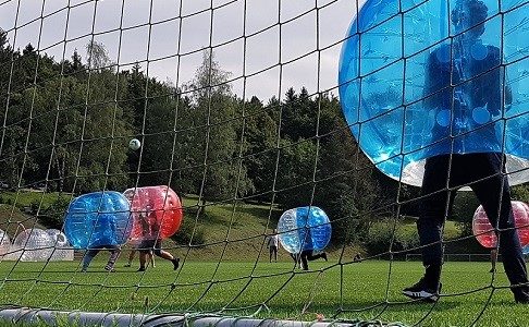 Bubble Soccer auf dem Fußballplatz